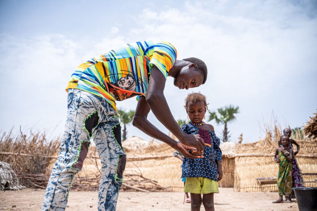 A community drug distributor in Nigeria distributing antibiotics for trachoma.