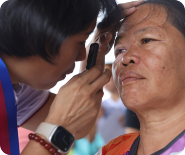 Image of healthworker using an Arclight.